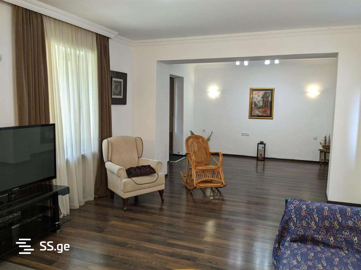 7 Room Private House For Sale view 3