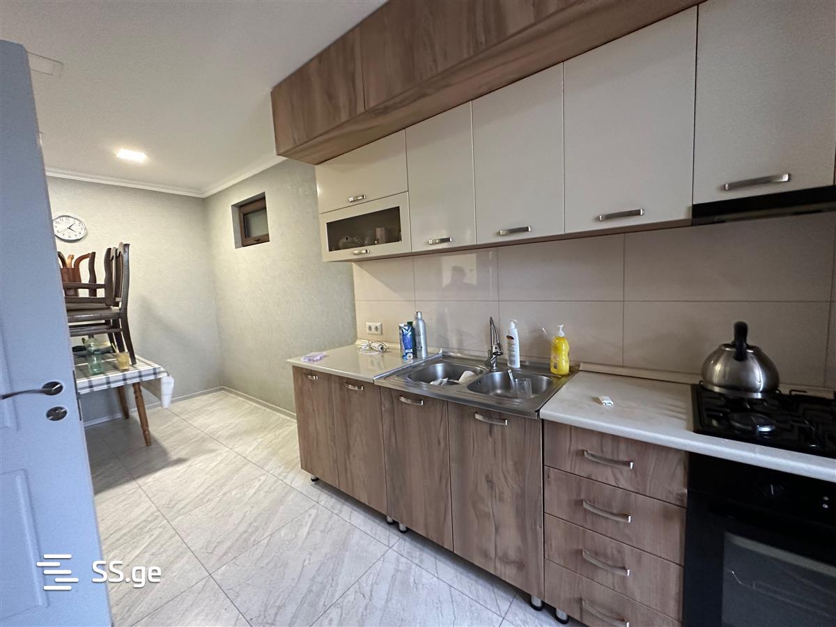8 Room Private House For Sale view 3