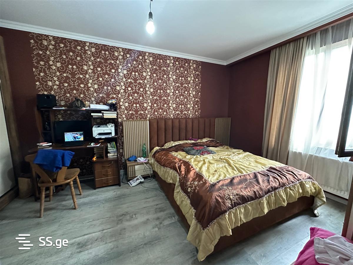 8 Room Private House For Sale view 6
