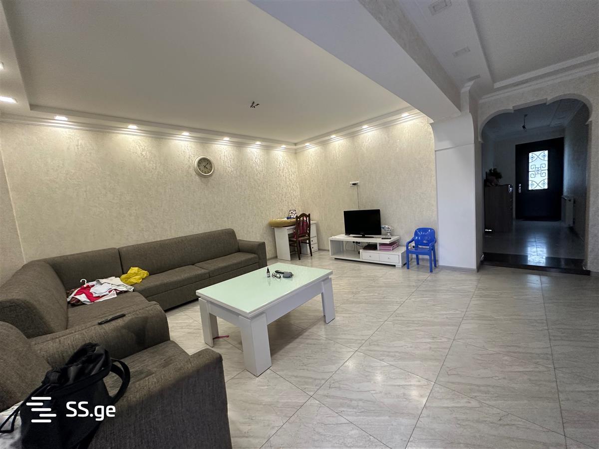 8 Room Private House For Sale view 1