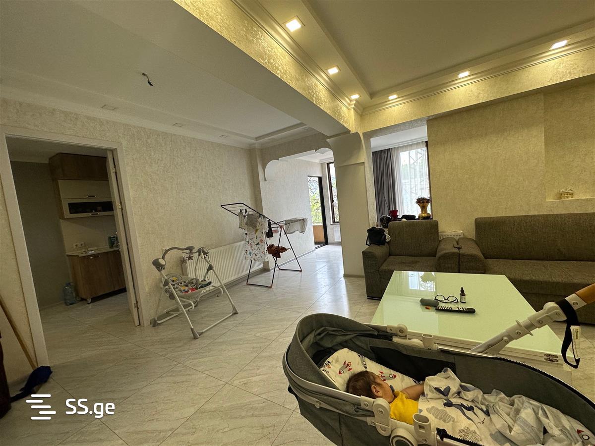 8 Room Private House For Sale view 4