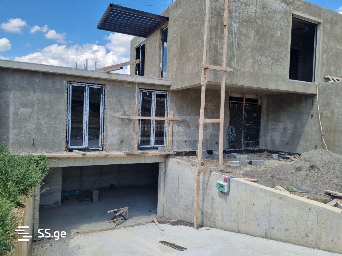 8 Room Private House For Sale view 3