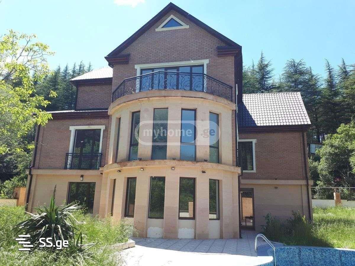 8 Room Private House For Sale view 2