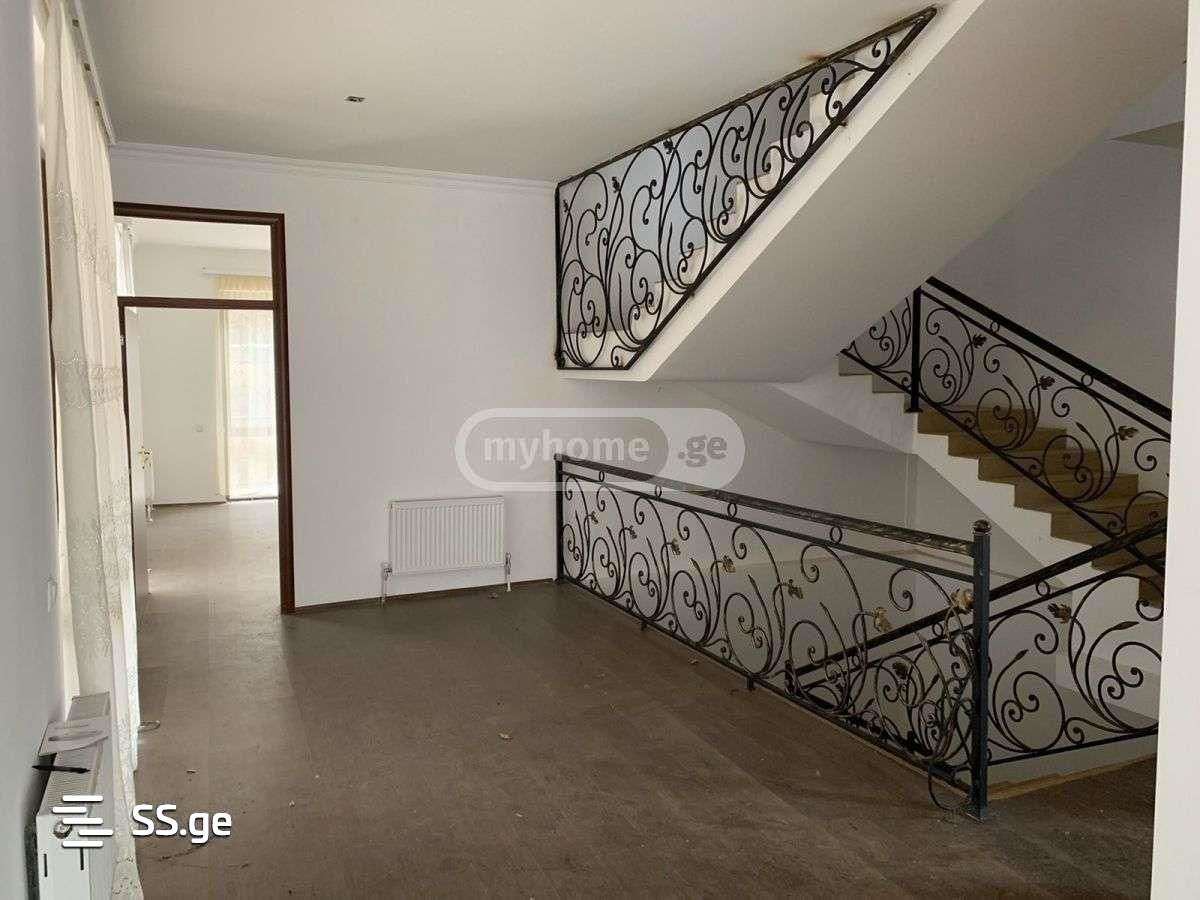 8 Room Private House For Sale view 3