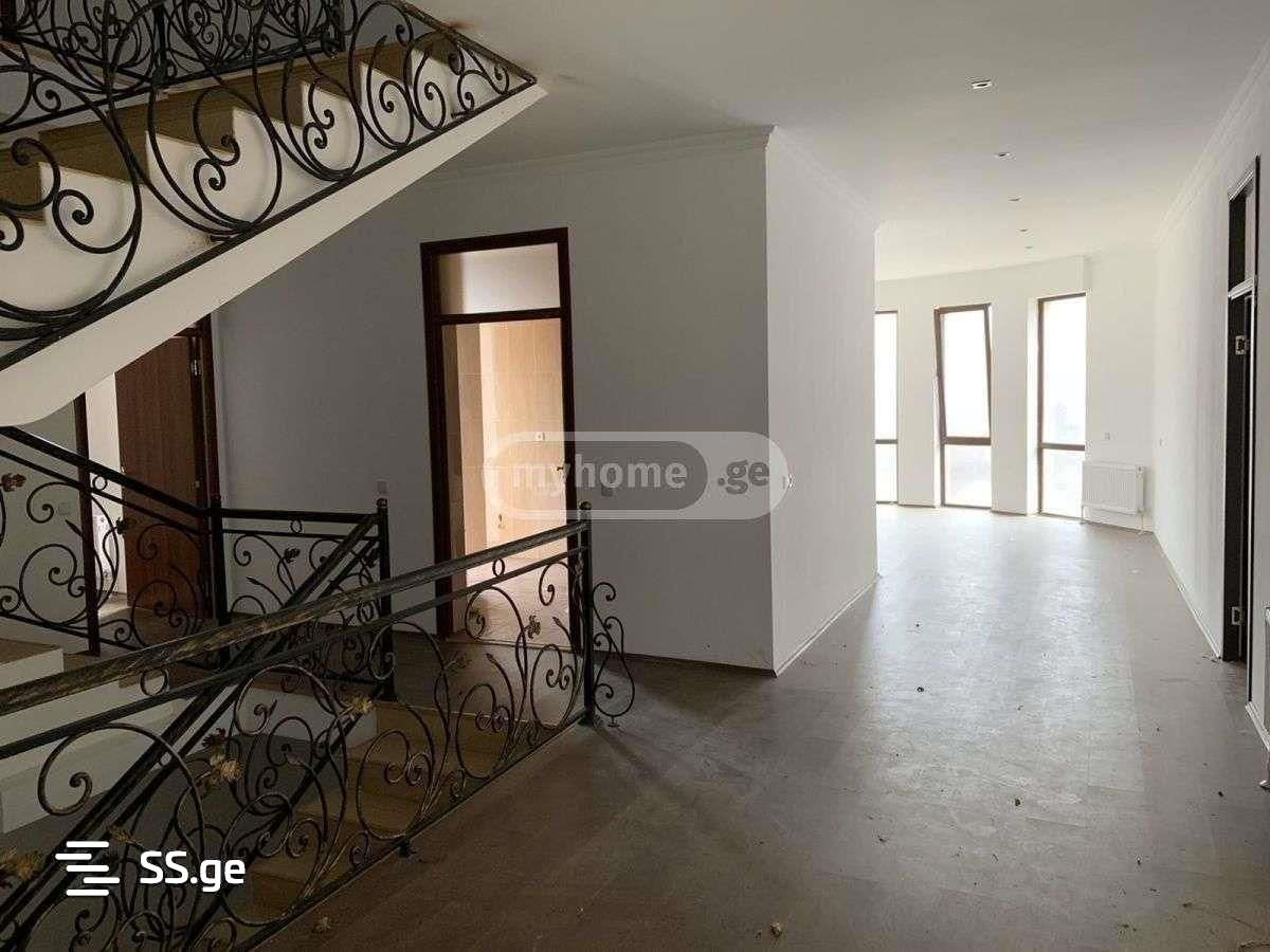 8 Room Private House For Sale view 6