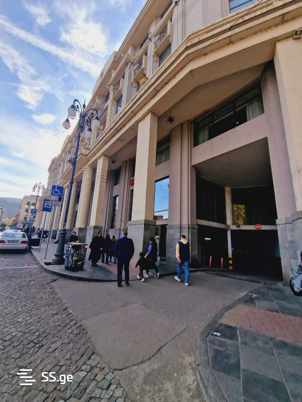 Продажа 6-комната Квартира view 1