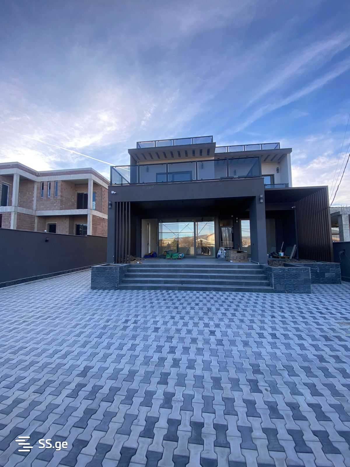 8 Room Private House For Sale view 2