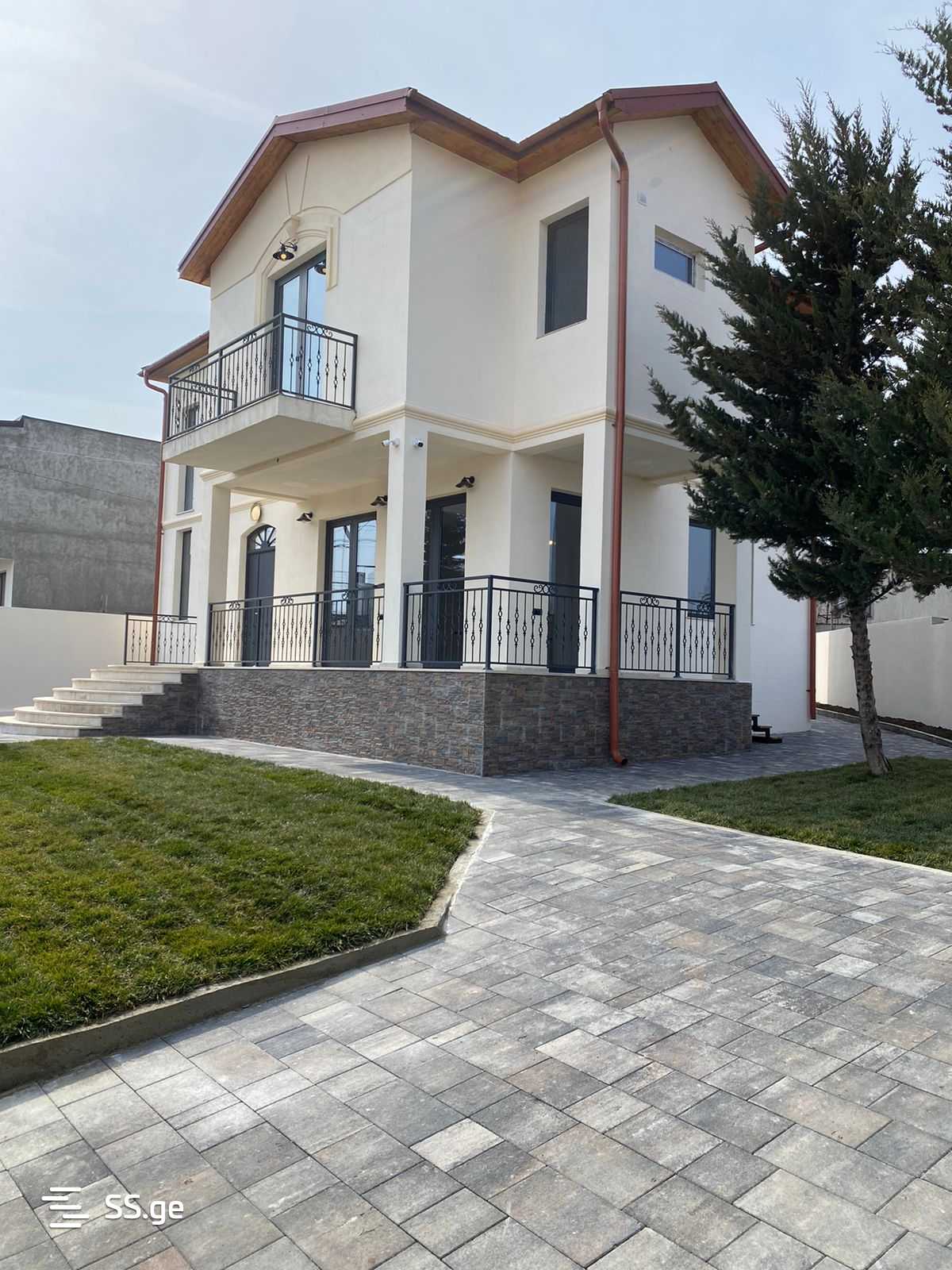 8 Room Private House For Sale view 2