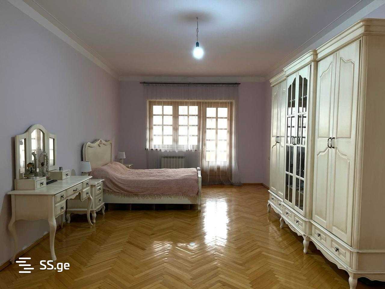 8 Room Private House For Sale view 3