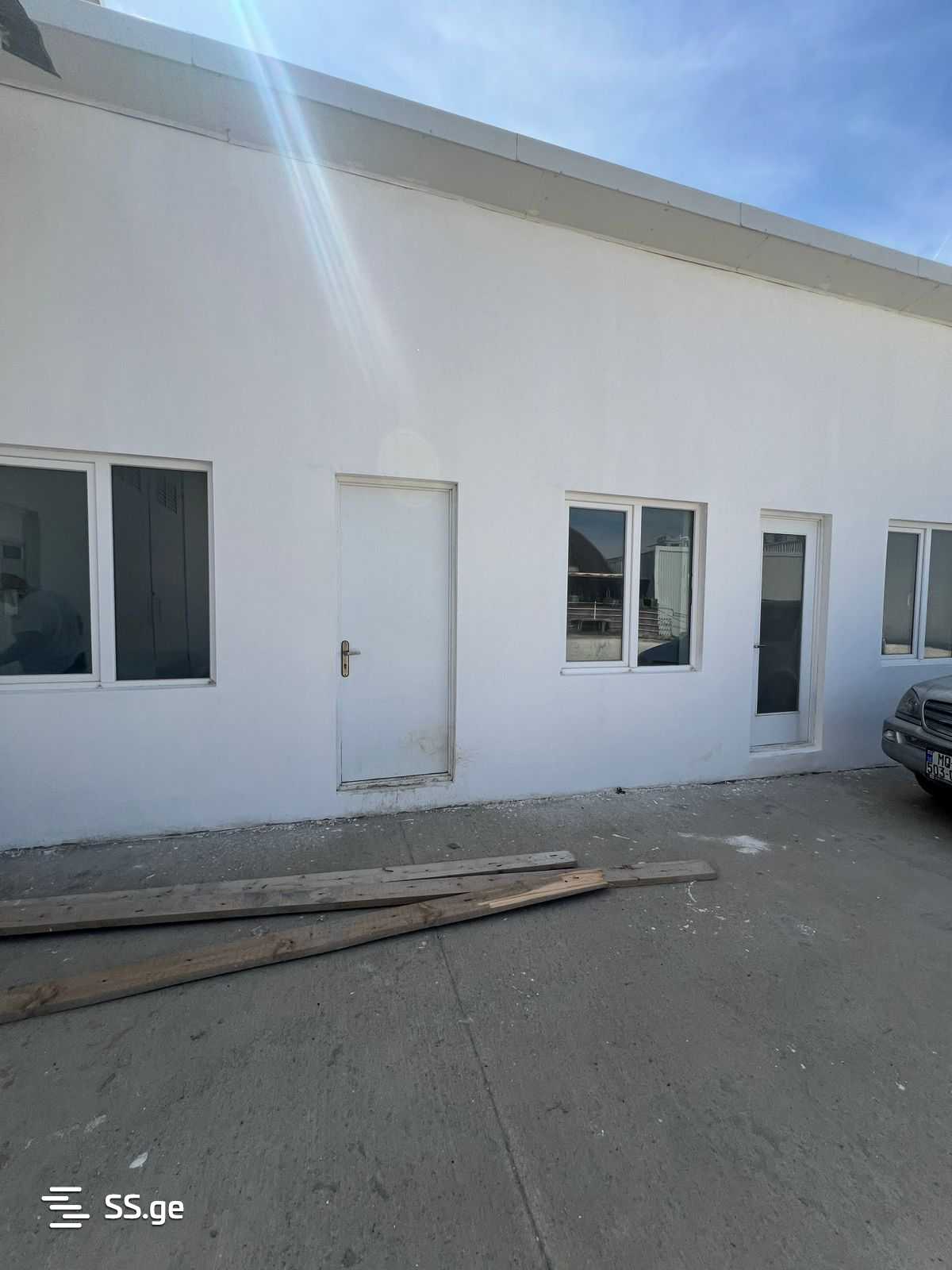 Store-Industrial Property For Rent. Airport view 10