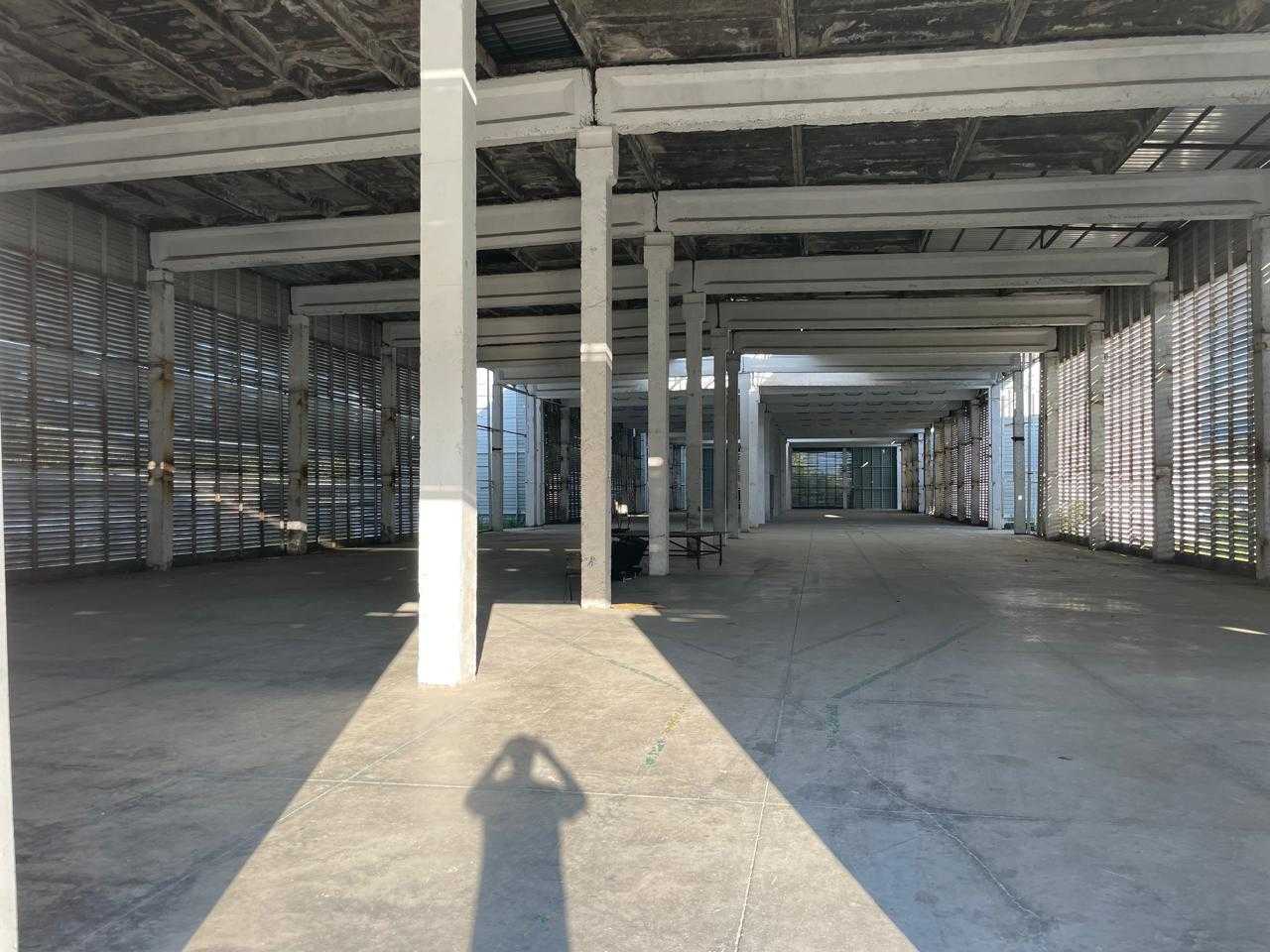 Store-Industrial Property For Rent. Gori view 2