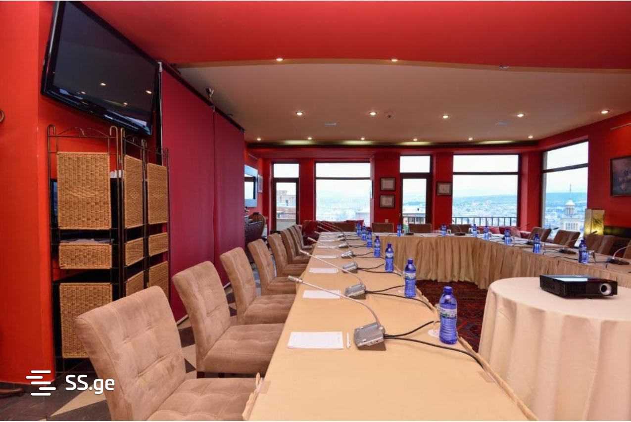 28 Room Hotel For Rent. Vera view 4