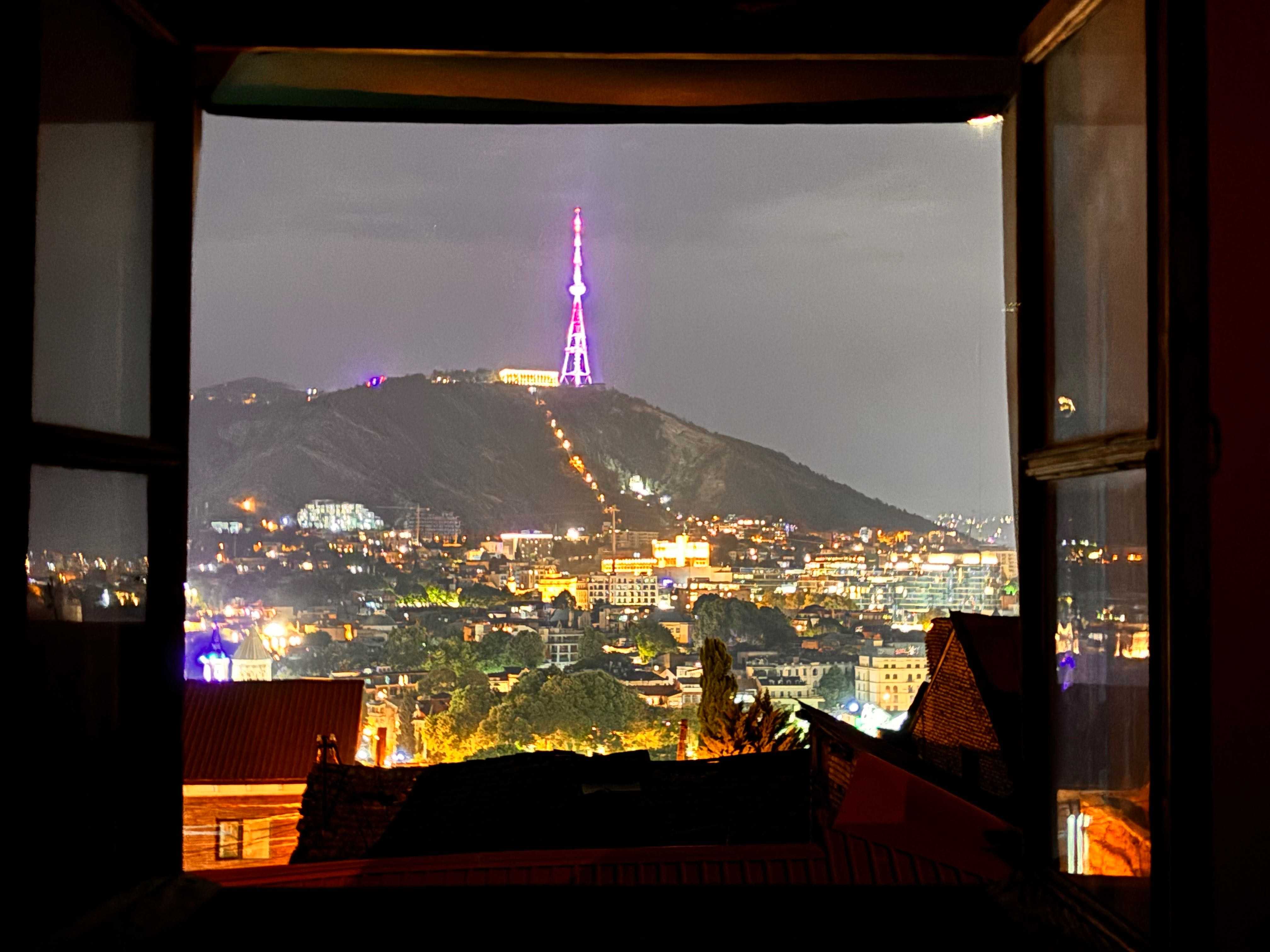 5 room Private House For Rent. Avlabari - Fler