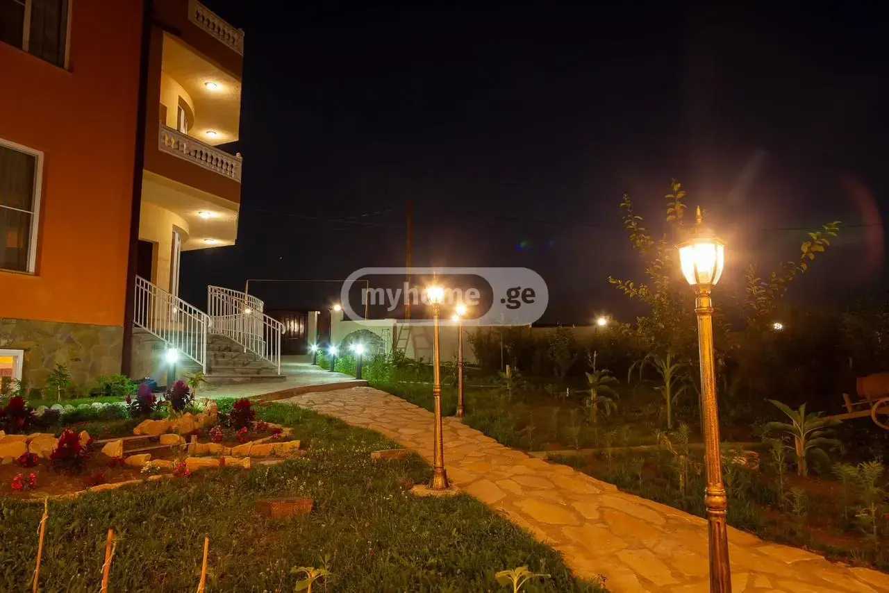 4 Room Private House Daily Rent. Mtatsminda view 8