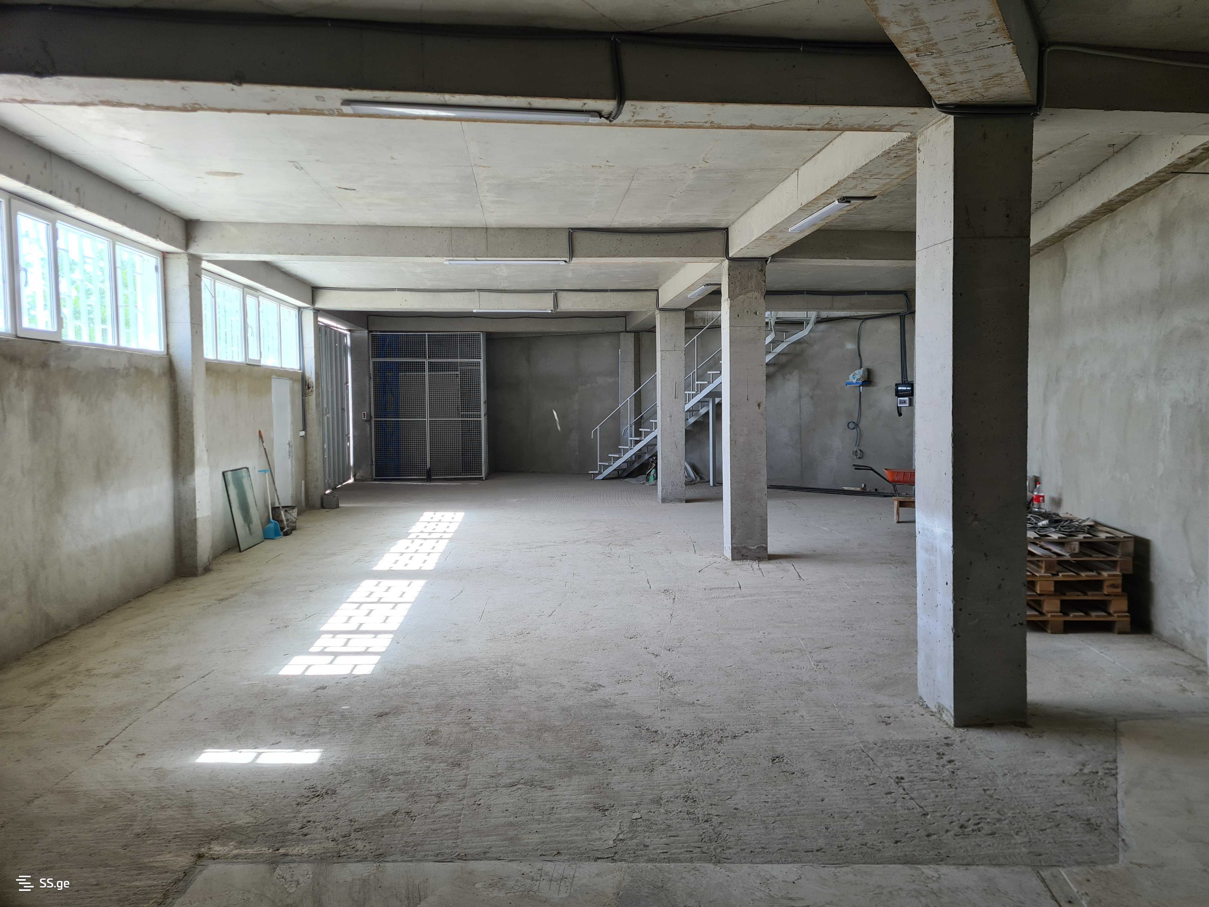 Store-Industrial Property For Rent. Lilo view 1