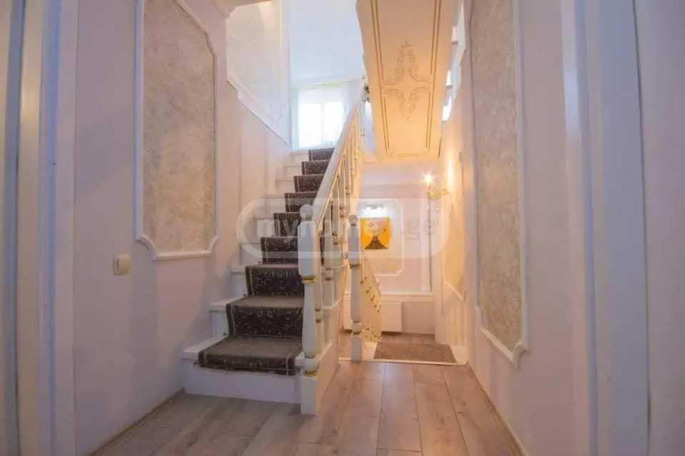 10 Room Private House For Sale view 11