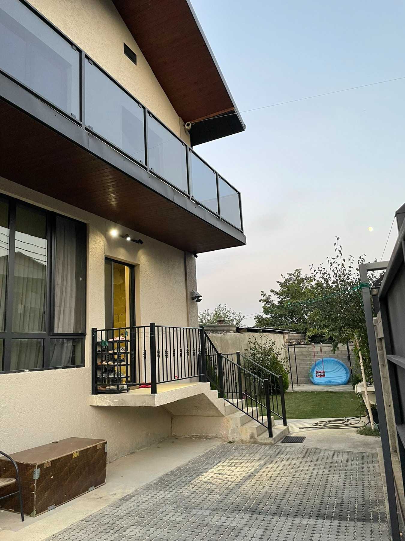 8 Room Private House For Sale view 1