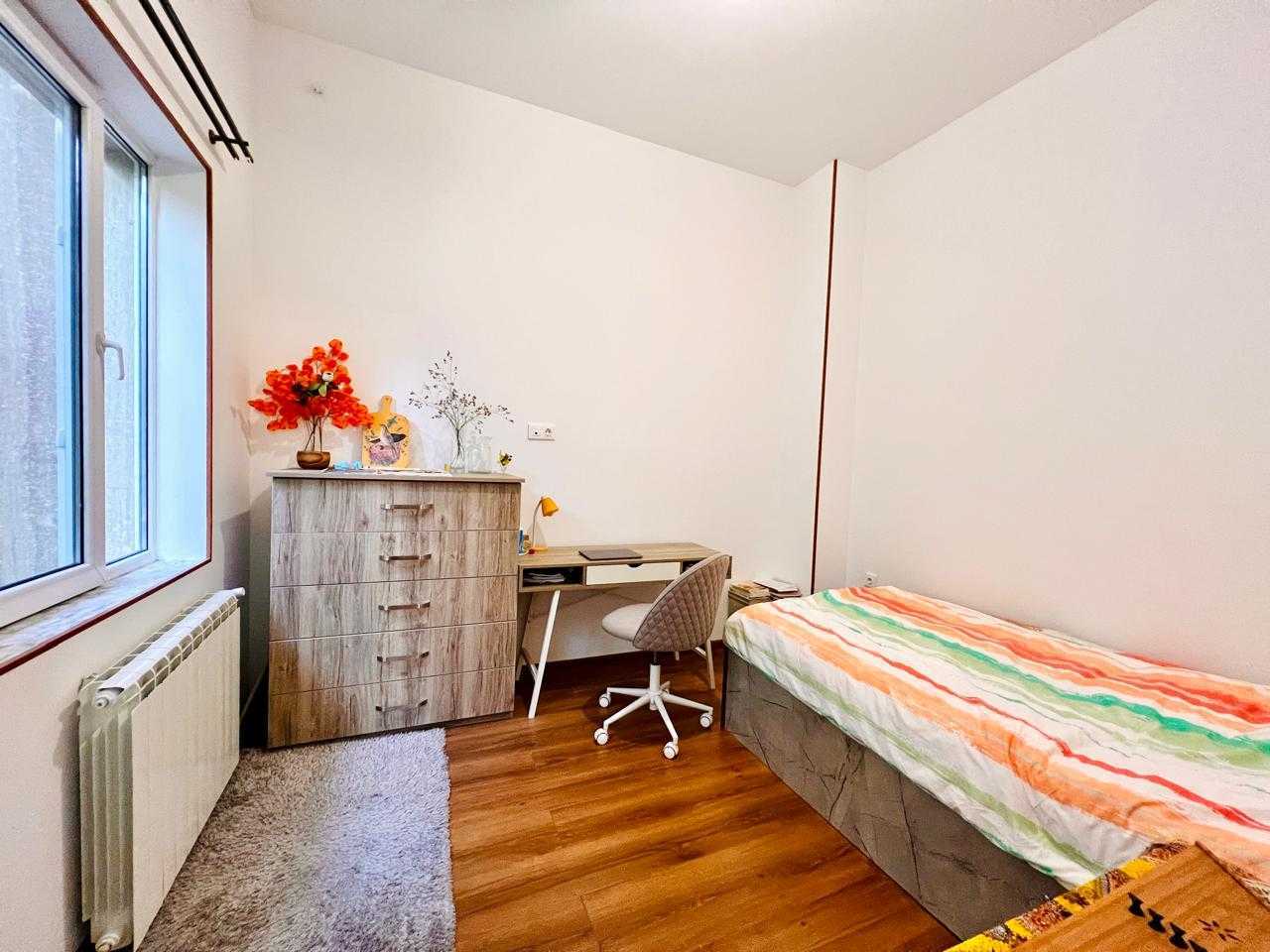 5 room Private House For Rent. Vake - Altro
