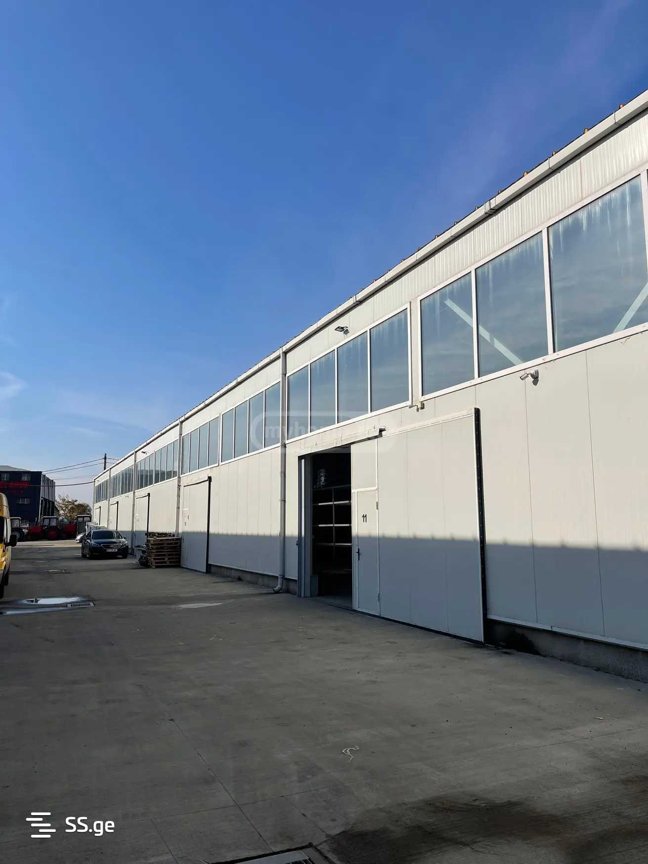 Store-Industrial Property For Rent. Lilo view 1