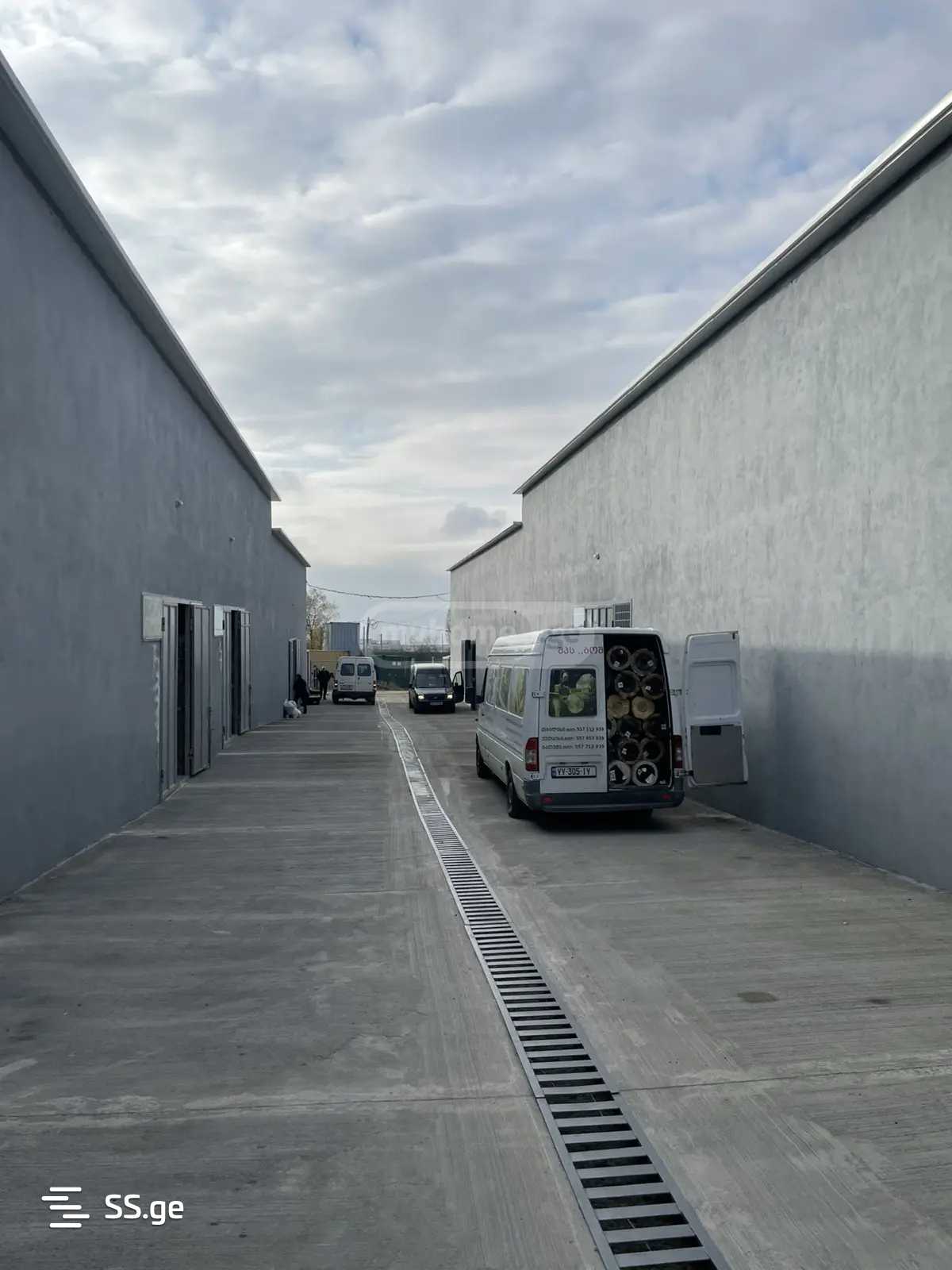 Store-Industrial Property For Rent. Lilo view 4
