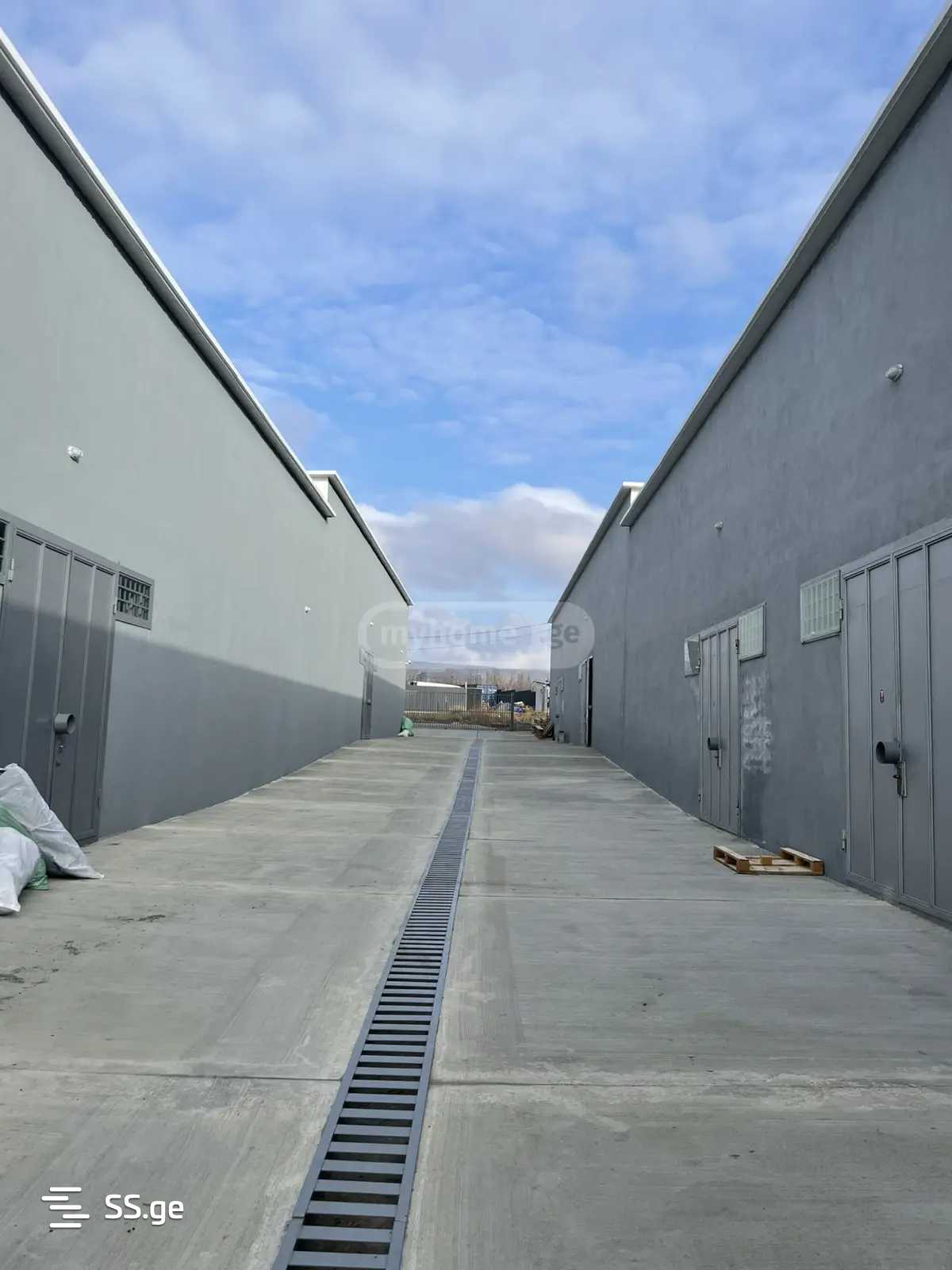 Store-Industrial Property For Rent. Lilo view 3