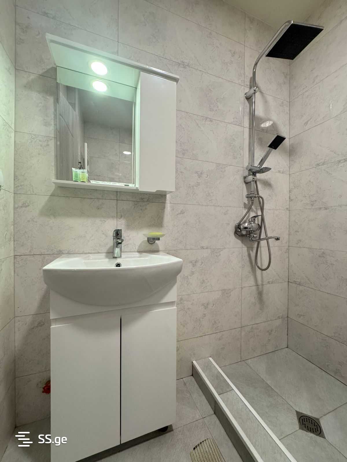 2 Room Flat Daily Rent. Digomi view 3