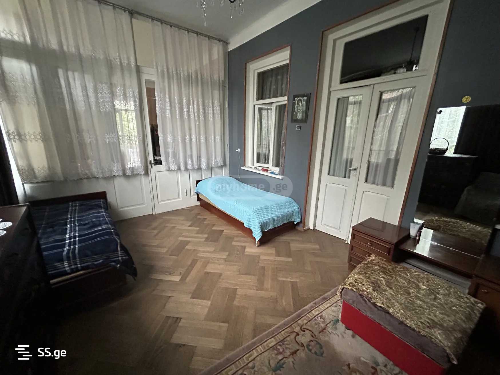 6 Room Private House For Sale view 2
