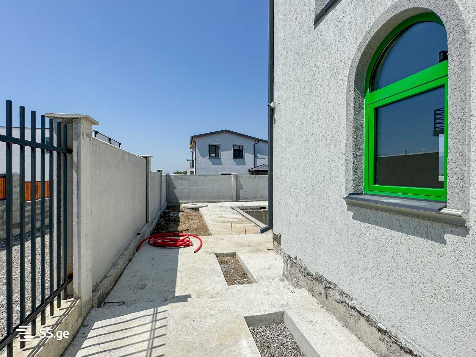 6 Room Private House For Sale view 3