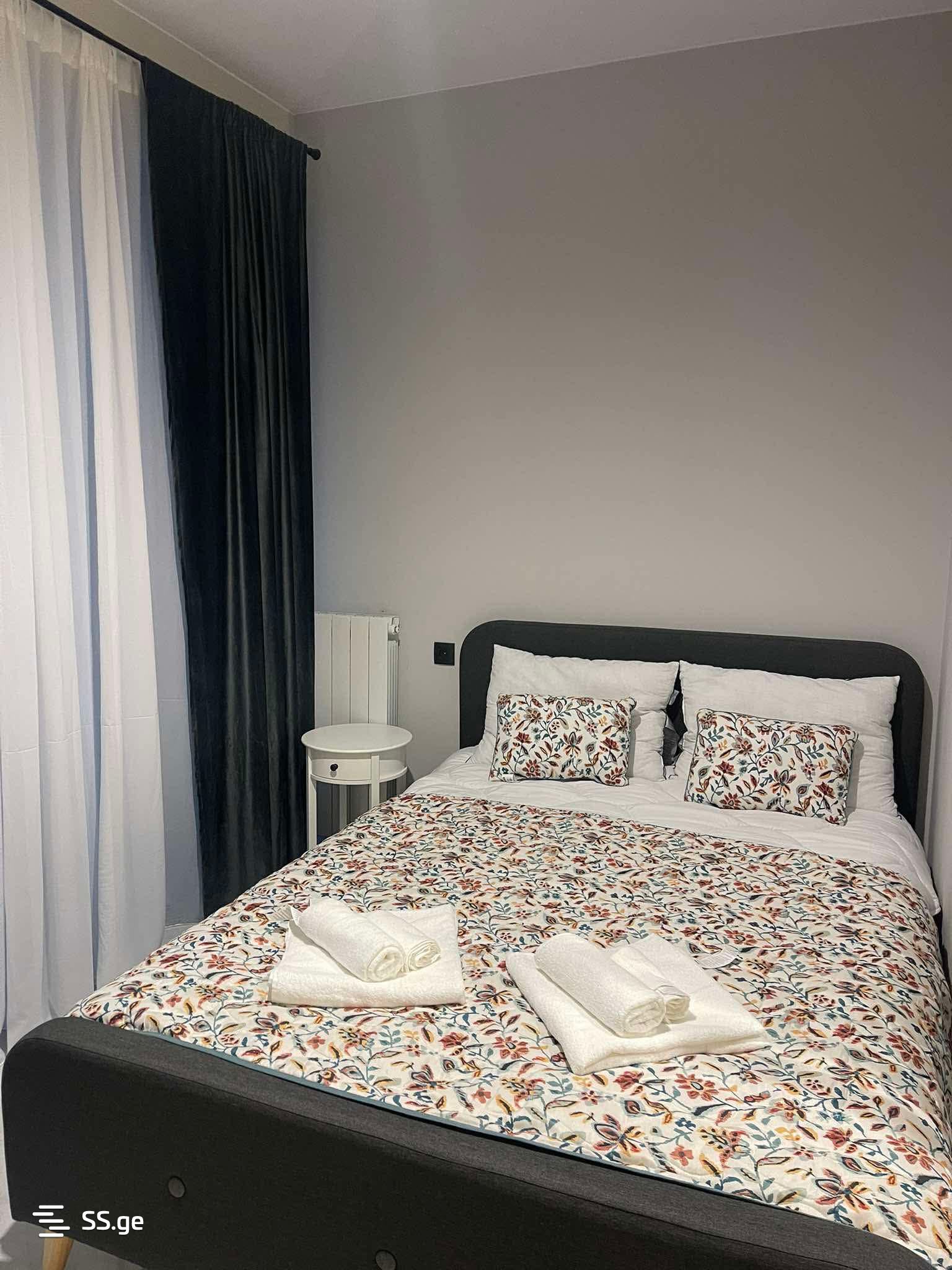 1 Room Flat Daily Rent. Qala view 1