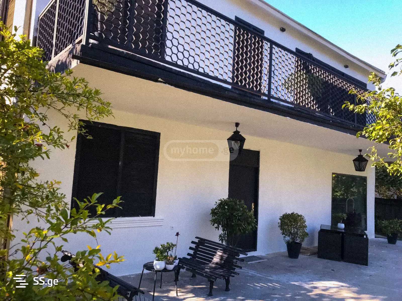 8 Room Private House For Sale view 1