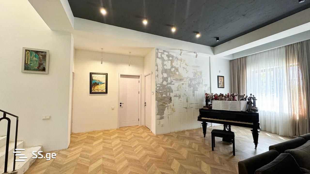 8 Room Private House For Sale view 4