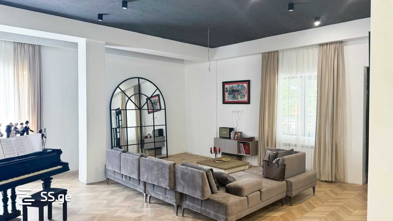 8 Room Private House For Sale view 3