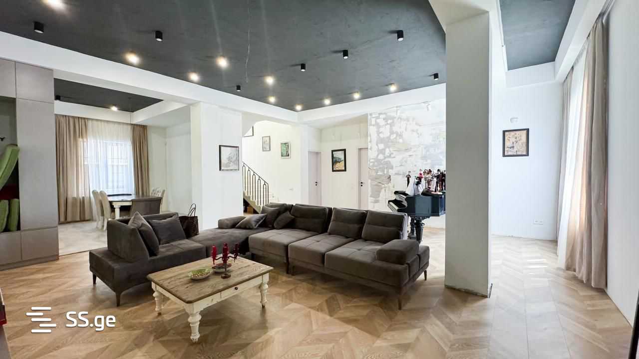 8 Room Private House For Sale view 2