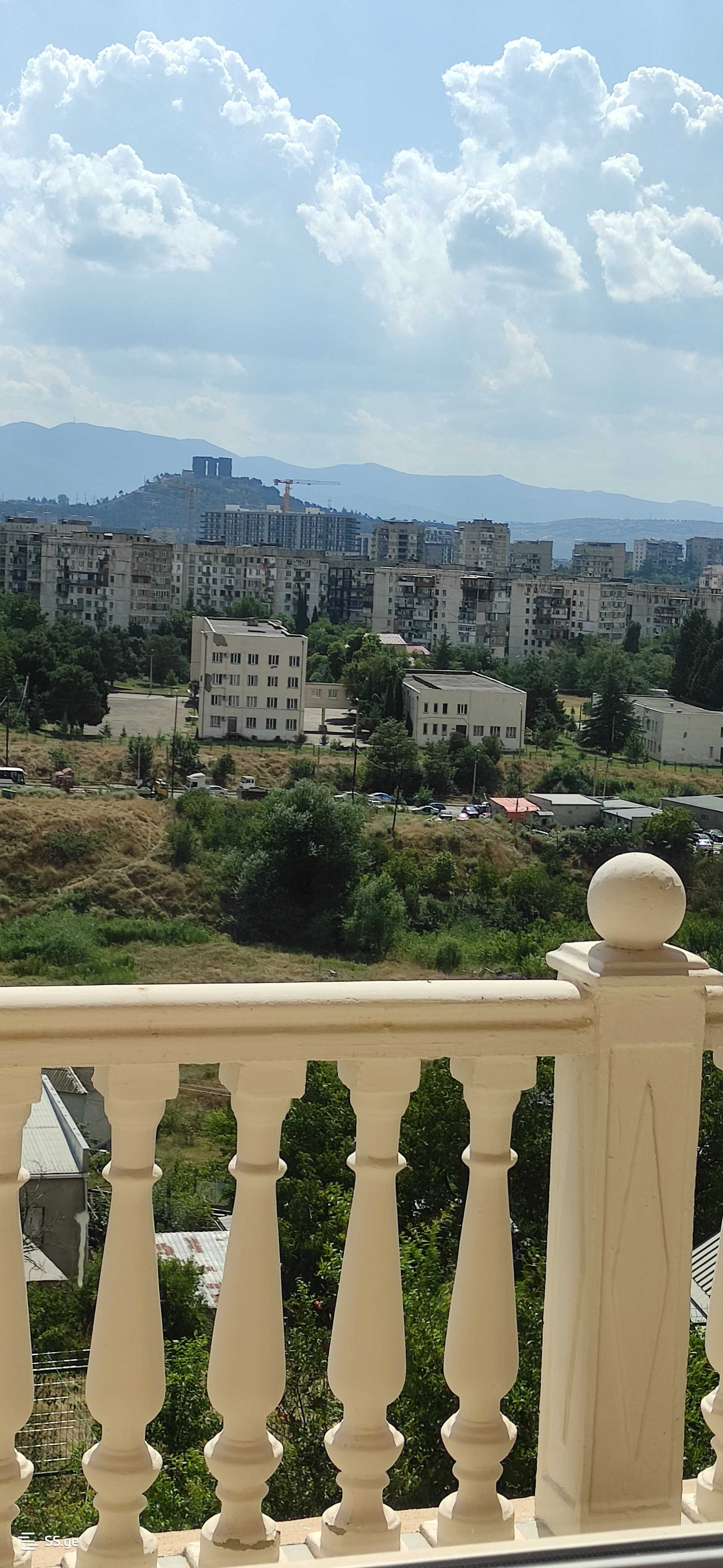 ქირავდება 4 ოთახიანი კერძო სახლი მუხიანში
