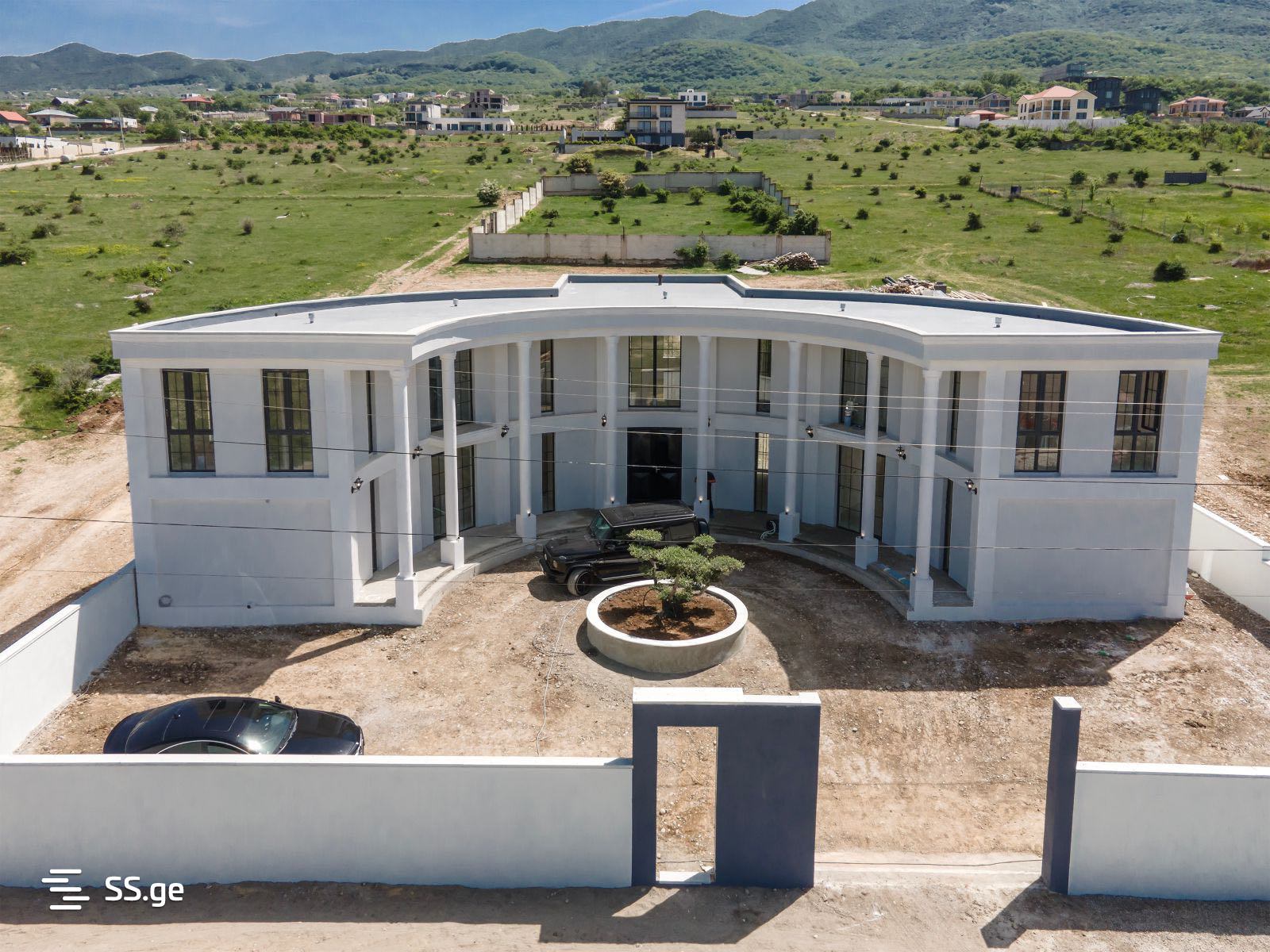 8 Room Private House For Sale view 2