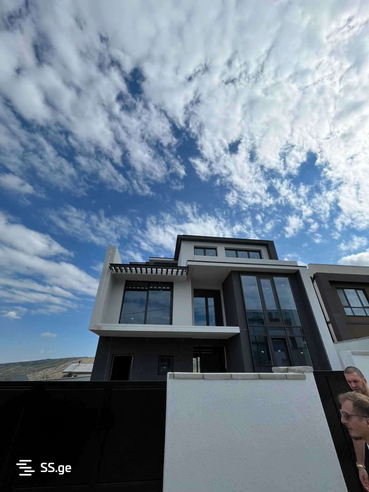 7 Room Private House For Sale view 3