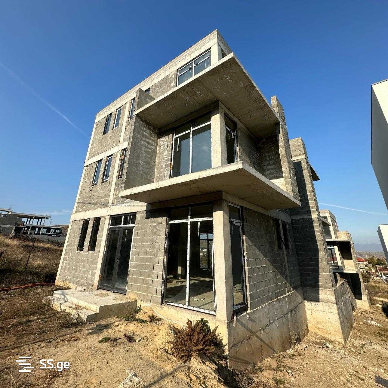 იყიდება 7 ოთახიანი კერძო სახლი ლისის ტბაზე