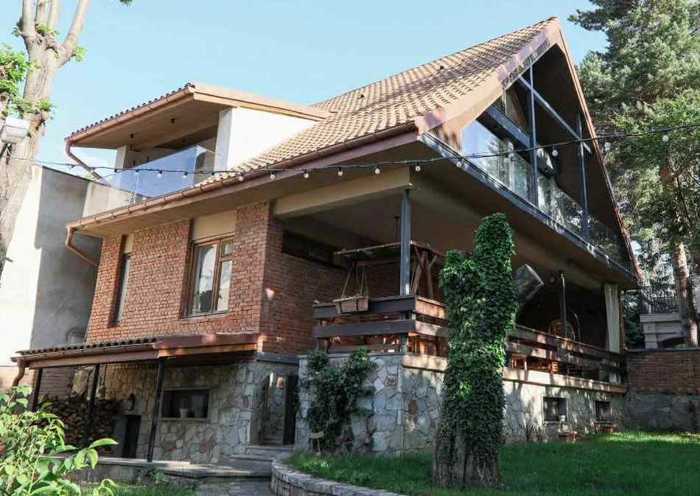 8 room Private House For Sale. Tskneti