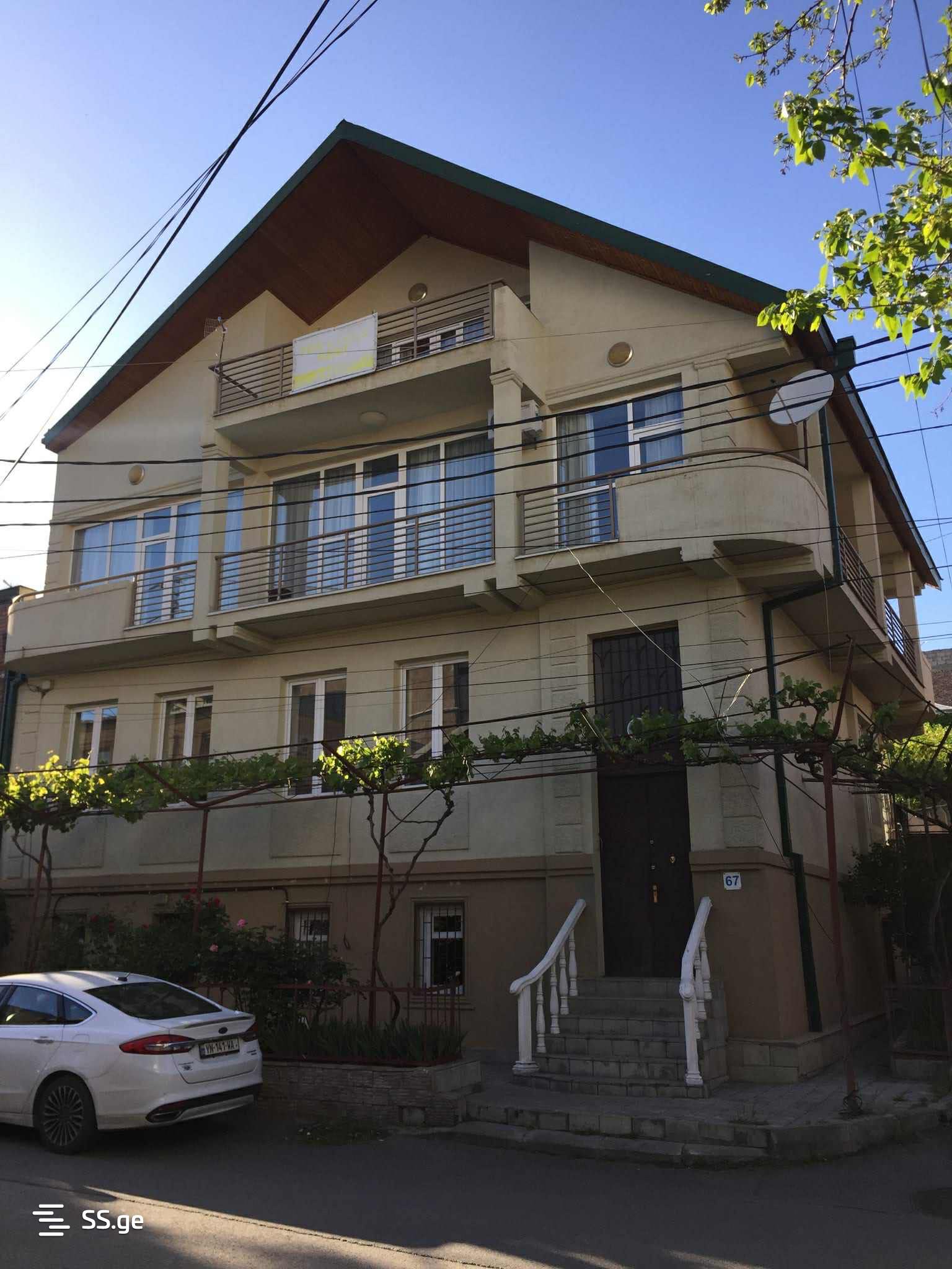 ქირავდება 8 ოთახიანი კერძო სახლი ვეძისში