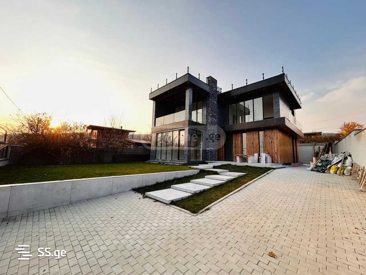 7 Room Private House For Sale view 2