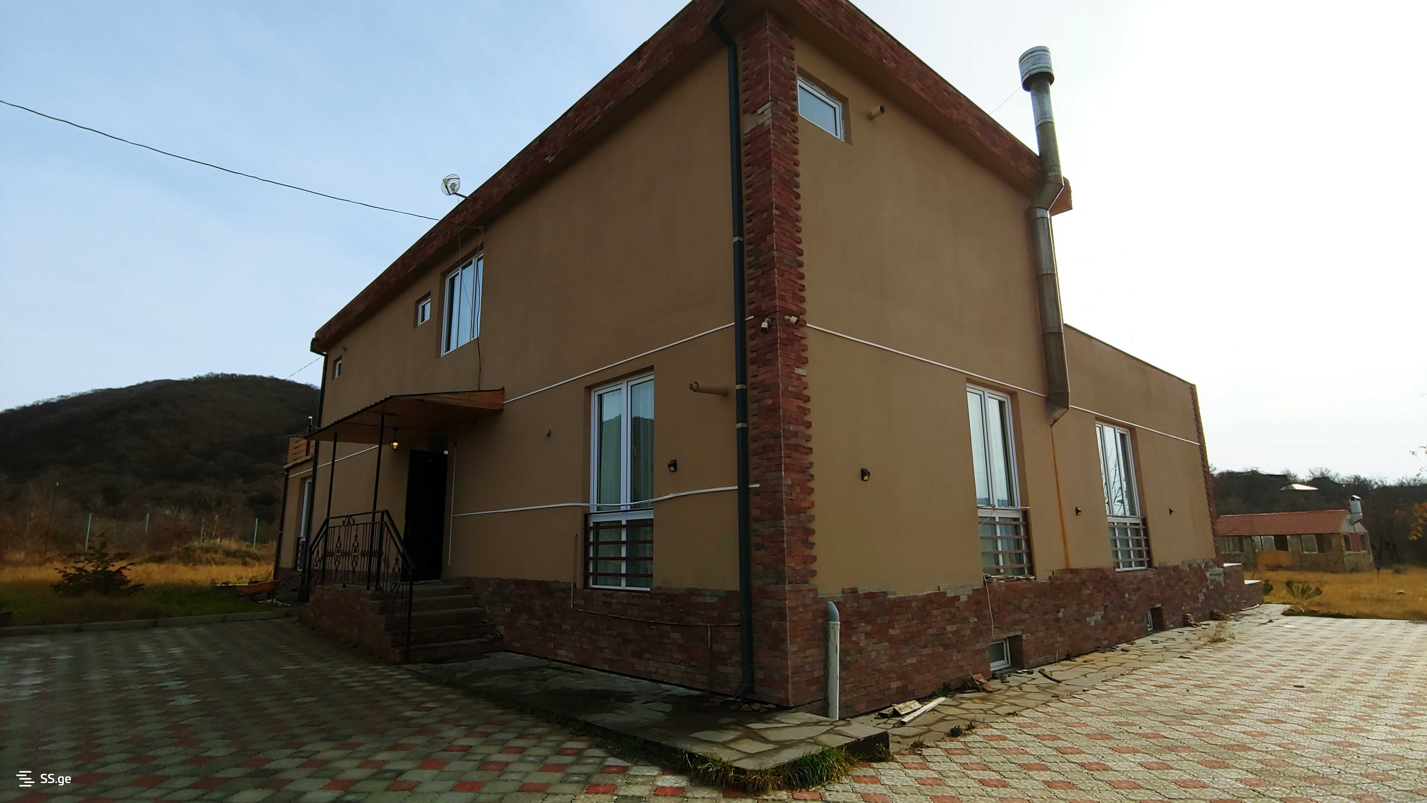 იყიდება 8 ოთახიანი აგარაკი ბულაჩაურში - სურათი #1