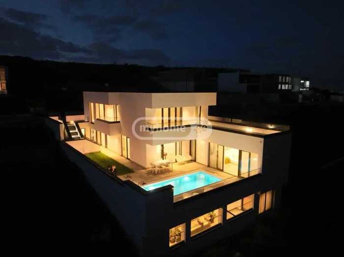 10 room Private House For Sale. Tsavkisi