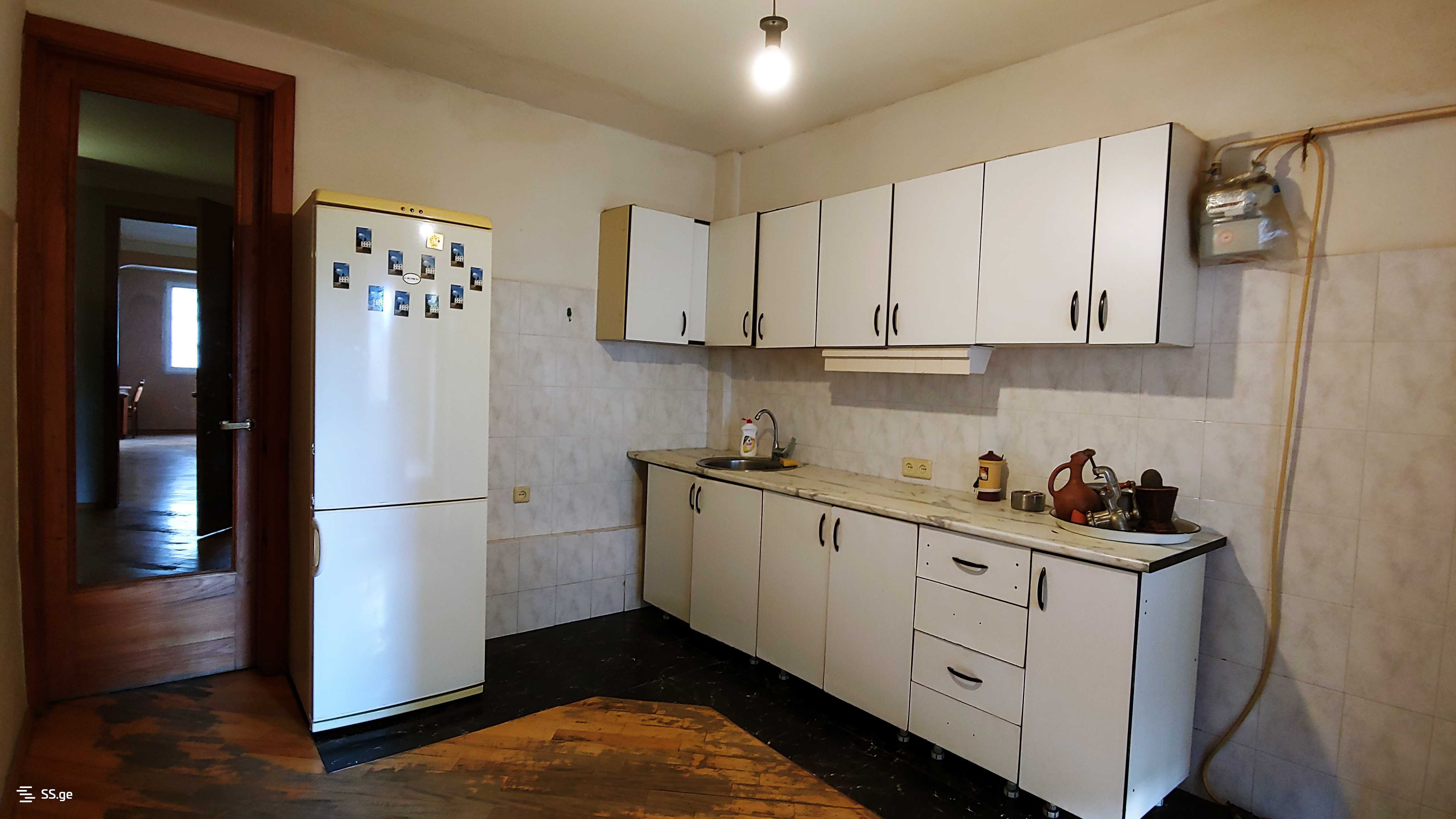 იყიდება 4 ოთახიანი ბინა საბურთალოზე - სურათი #9