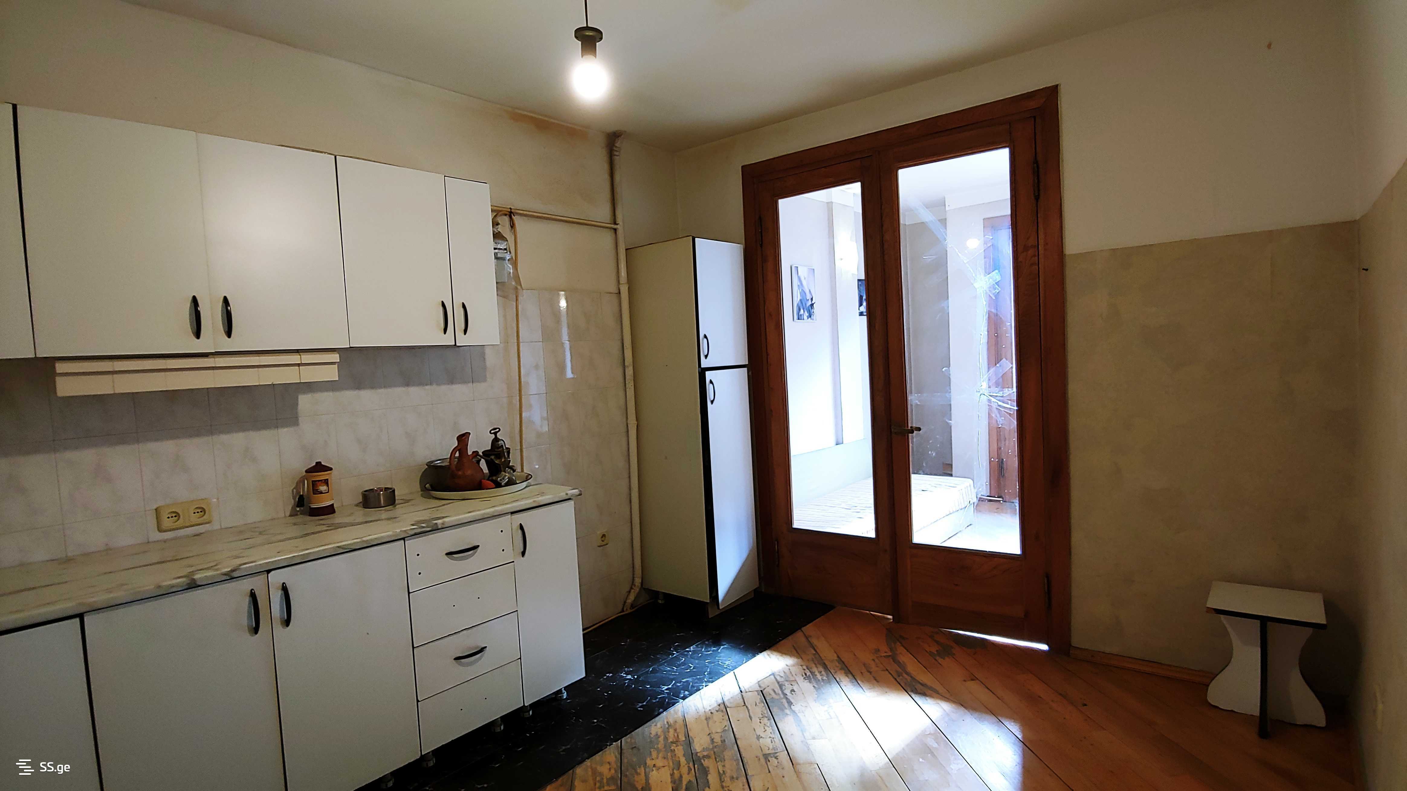 იყიდება 4 ოთახიანი ბინა საბურთალოზე - სურათი #10