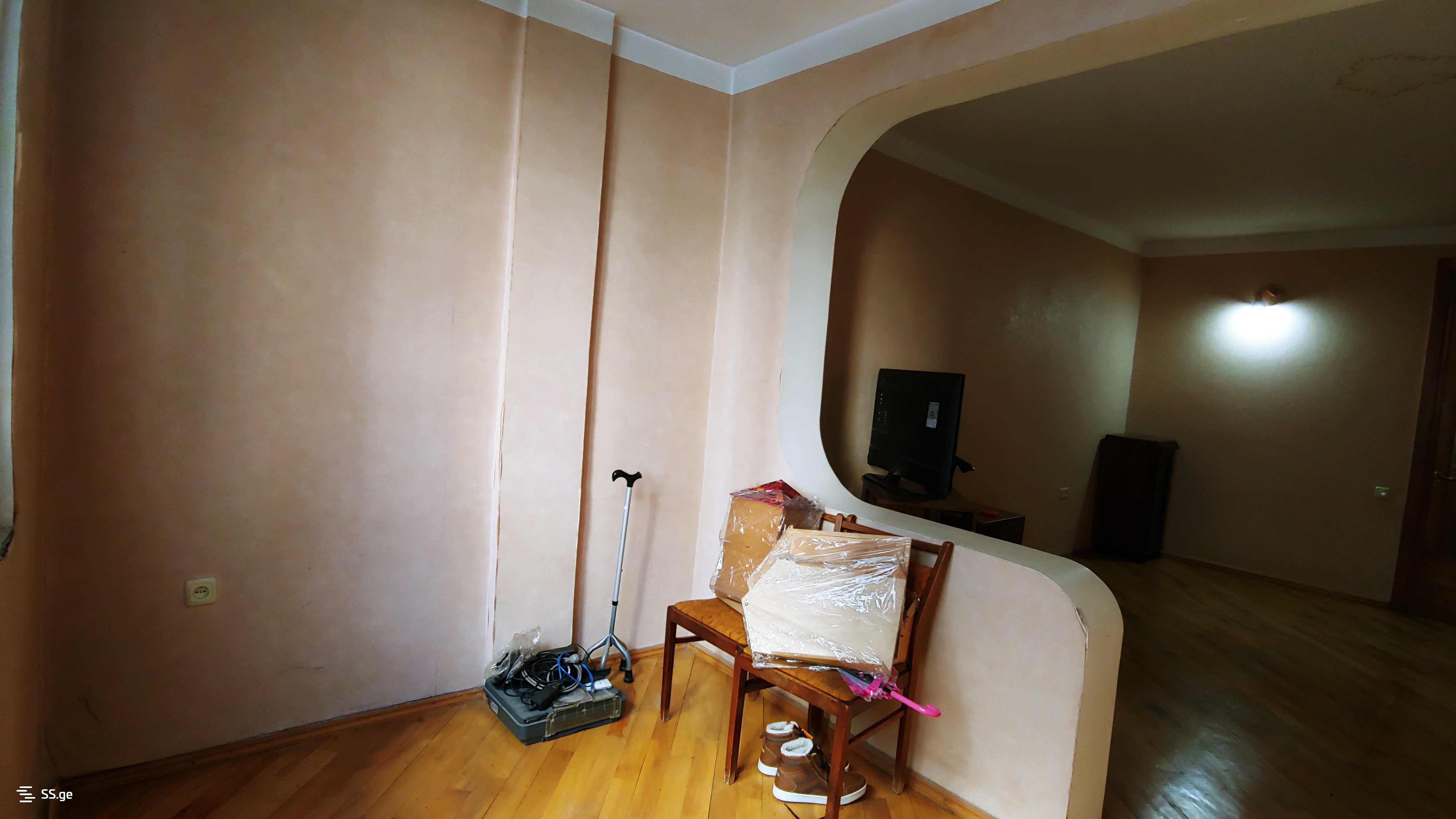 იყიდება 4 ოთახიანი ბინა საბურთალოზე - სურათი #7