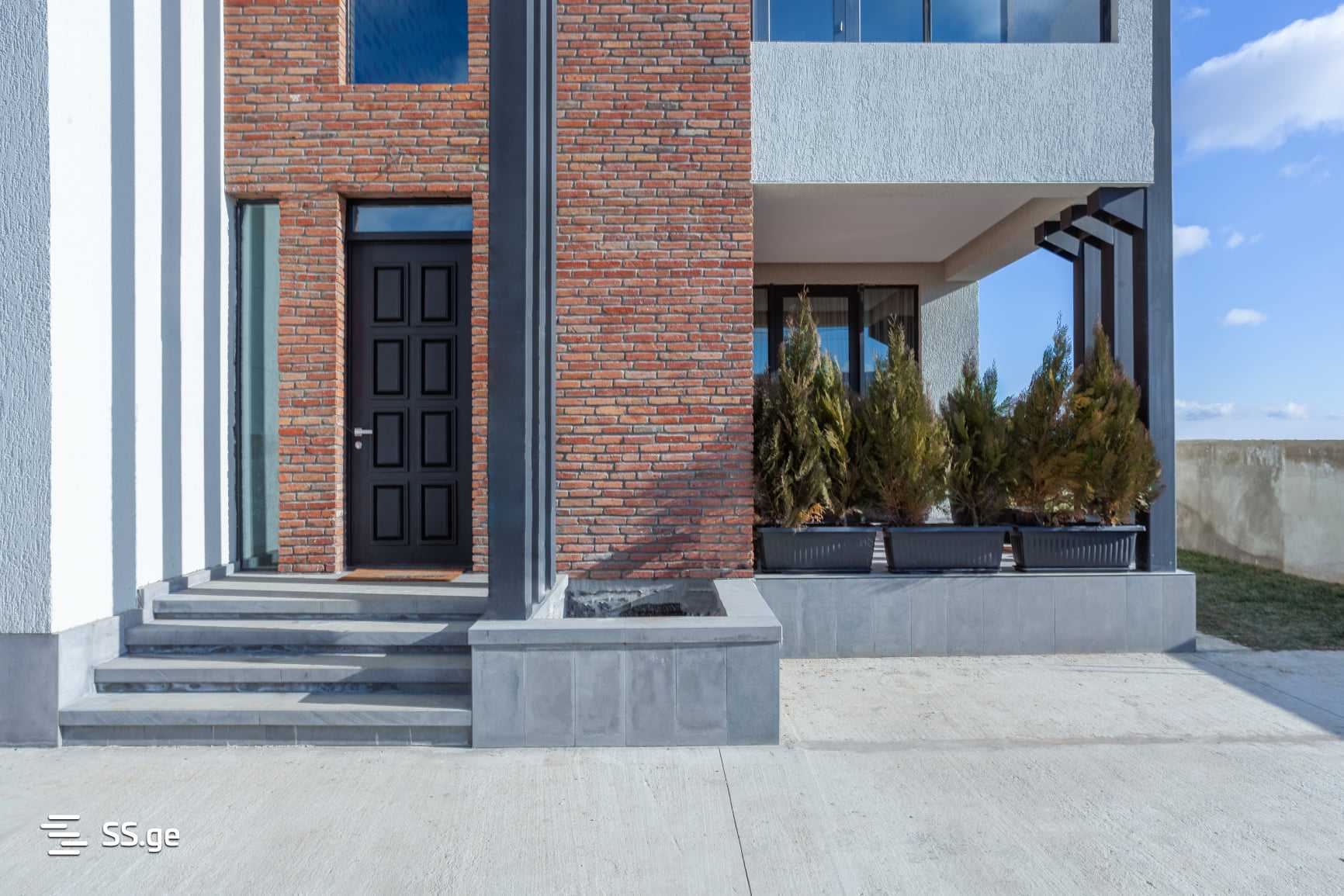 8 Room Private House For Sale view 3