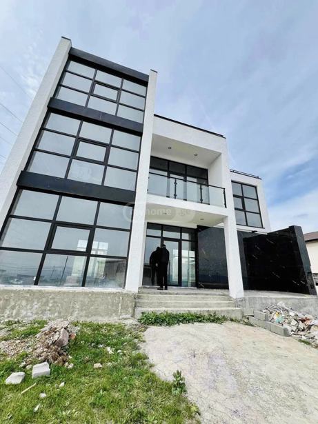 8 room Private House For Sale. Shindisi