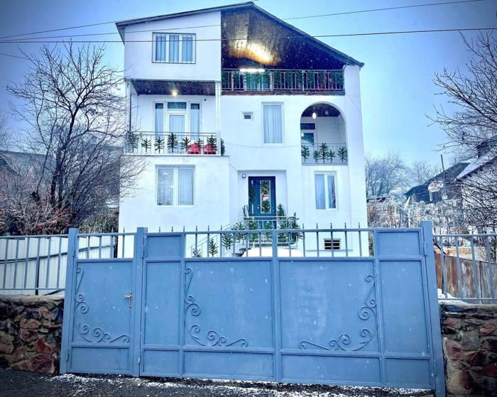 8 room Summer Cottage For Sale. Bakurianis Andeziti