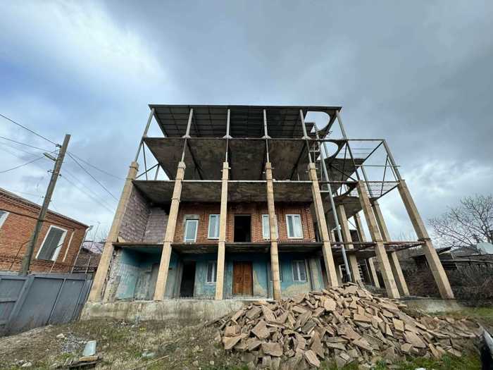 15 room Private House For Sale. Surami