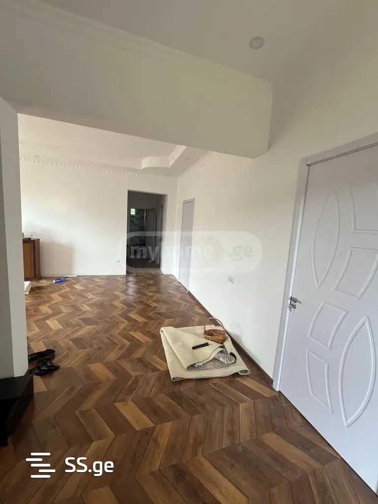 8 Room Private House For Sale view 4